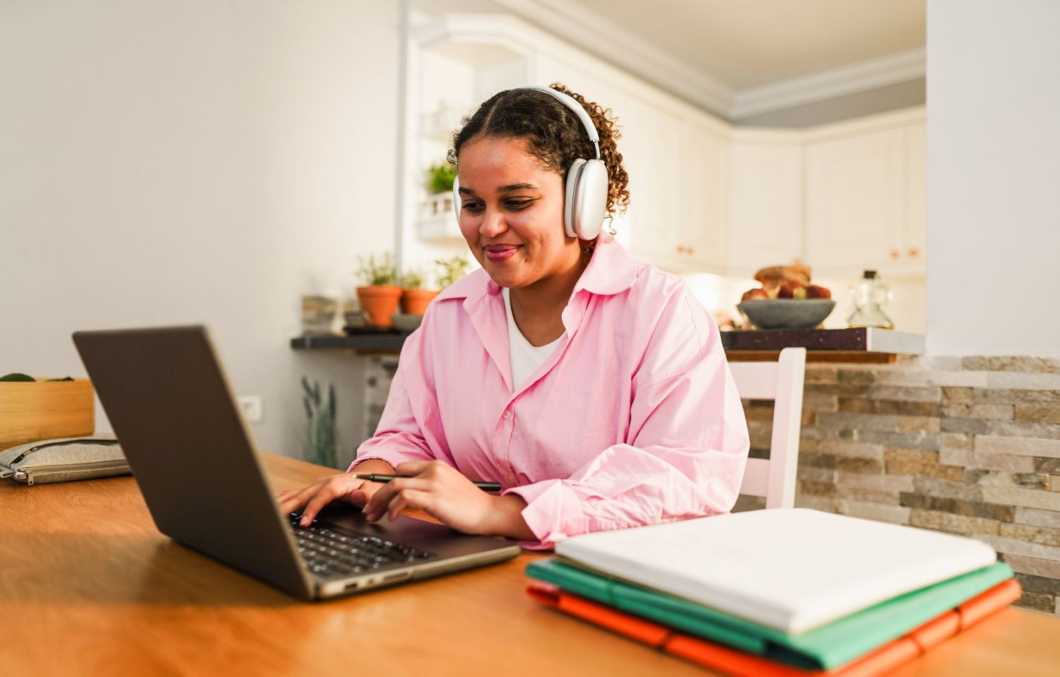 girl learning online