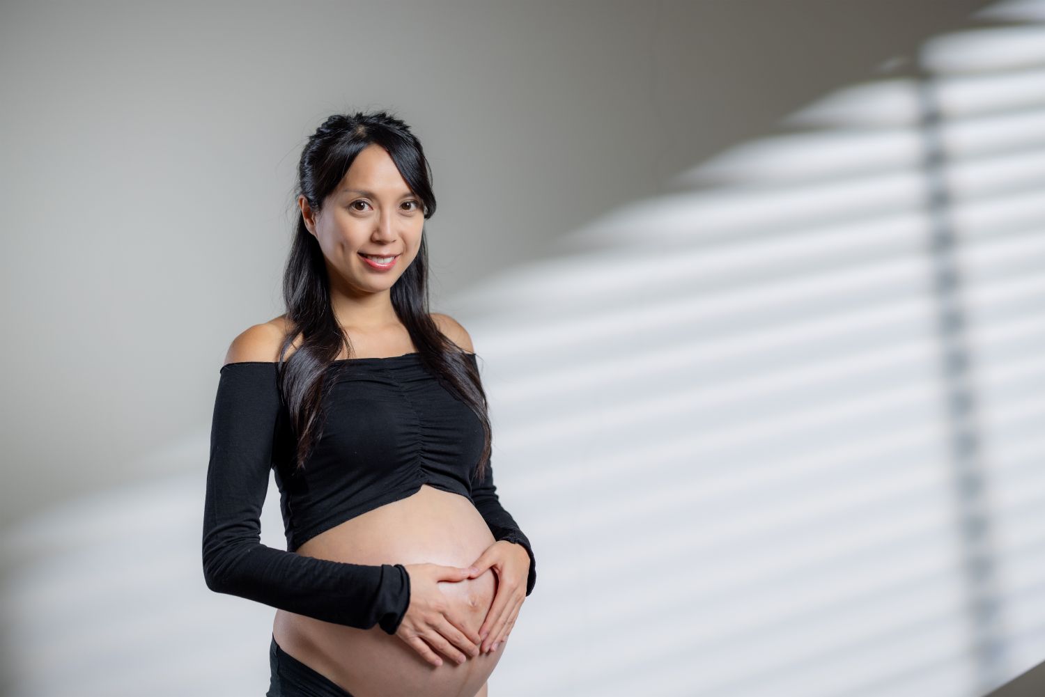 pregannt woman holding her bump